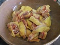 將新鮮雞肉洗淨後放入鋼盤中