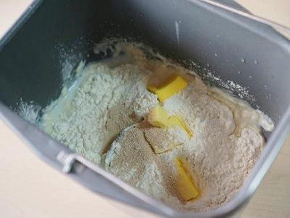 將主麵糰所有材料放入麵包機裡，選擇〈攪拌〉程式(烏龍麵模式)，結束後從製麵包機中取出麵糰。