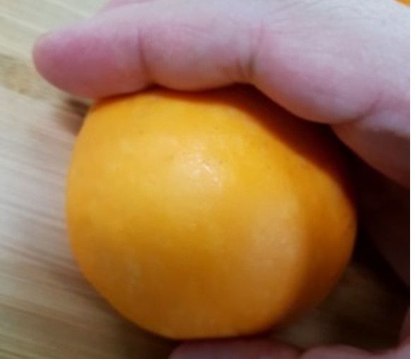 將分割好的麵糰一一滾圓