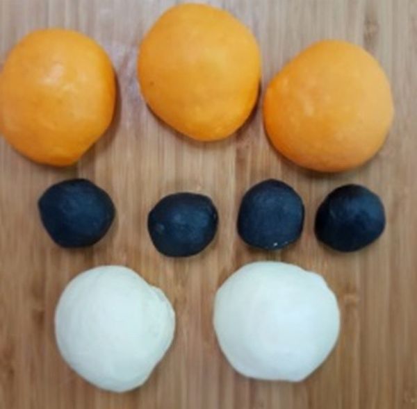 滾圓後放在烤盤上，蓋上保鮮膜，中間發酵15-20分鐘，讓麵糰鬆弛。