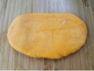 將麵糰用擀麵棍擀平