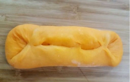 將麵糰上下往內對折捏合