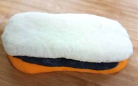 堆疊秘訣：黑色麵糰擀平擀薄跟橘色麵糰一樣大小，再覆蓋上去，稍微用力下壓使他們黏著在一起；接下來把白色麵糰壓平後貼合在黑色麵糰上方，記得也是要壓一下ㄛ!