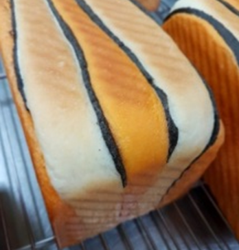 烤模放回製麵包機中，用〈烤焙〉程式，烘烤約30分鐘。
小秘訣：如果改為烤箱烘烤，放入事先預熱好的烤箱，以上火220度/下火215度，一樣烘烤約30分鐘。