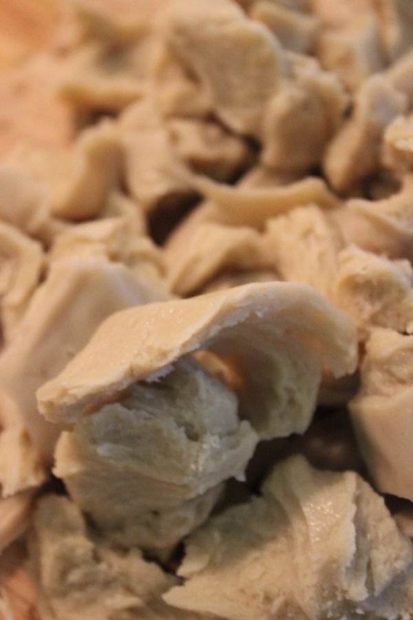 麵腸先延著紋路手撕成片狀