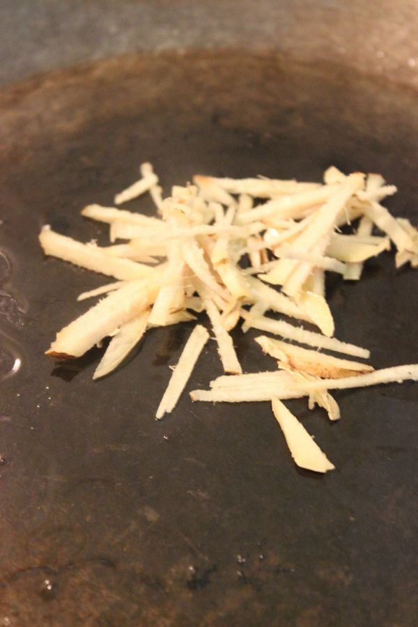 起一鍋下些油~下薑絲~炒香