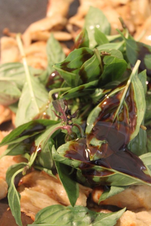 加入九層塔與蔭油膏拌炒至麵腸上色~九層塔熟~即可起鍋