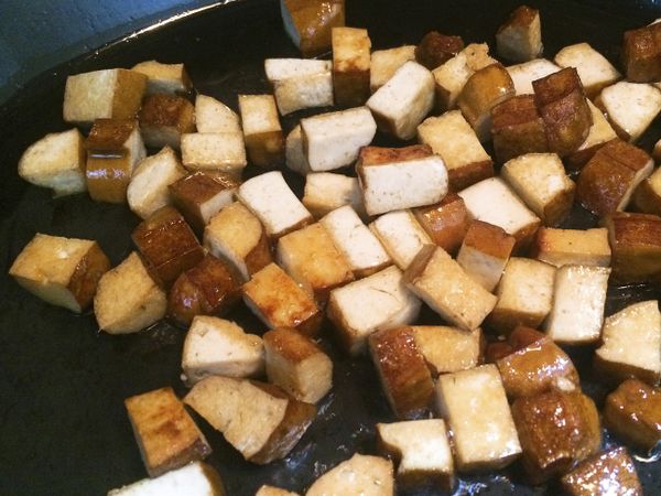 鍋裡放2匙油，放入豆干丁，煎到表面金黃