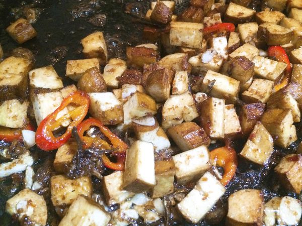 拌炒均勻，可加入一小匙醬油跟糖，讓上色更漂亮