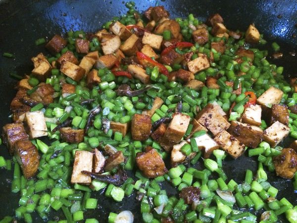 最後再加入切約0.5cm的韭菜花段，拌炒一下，熟成就可以上桌（韭菜花最後加入拌炒，可以保持清脆的口感）