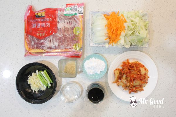 將高麗菜切絲、洋蔥切片、紅蘿蔔切絲、蔥切段、蒜頭切末，備齊全部的材料