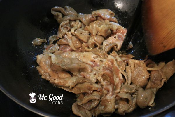 於炒鍋中倒入一點油，將豬肉片過油稍微炒一下，再取出肉片備用