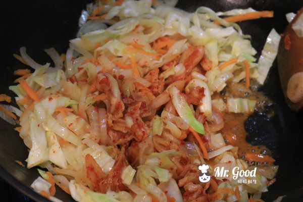 將炒鍋蒜末爆香，再將高麗菜、洋蔥、紅蘿蔔倒入，加入1/4杯水，煮到高麗菜軟化，再放入泡菜