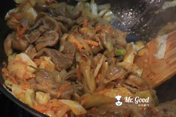 再將已稍微炒過的豬肉片放入鍋內與調味料拌勻