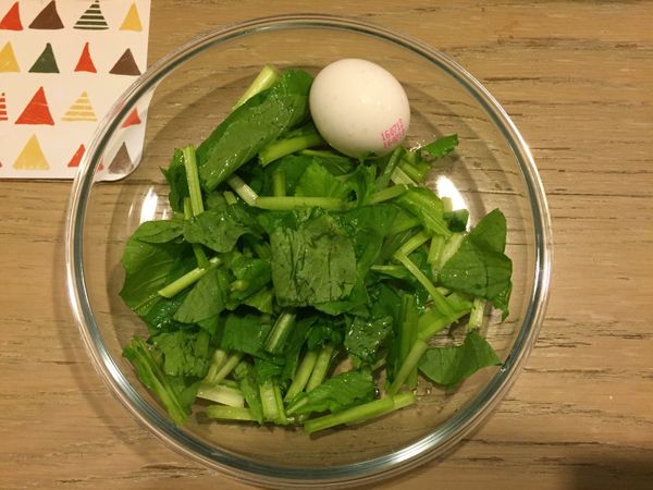熱水燙青菜、起鍋煎顆蛋
