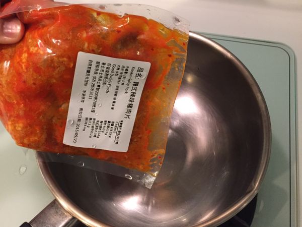 同時在一旁取空鍋將食物包的豬肉置入加熱。