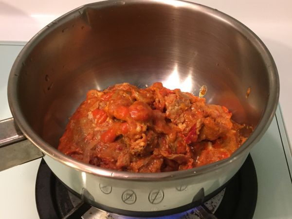 充分加熱就完成囉！
食物包的包裝採無毒耐熱材質可直接放入熱水中隔水加熱。但我還是喜歡取出放置鍋中加熱，其實覺得煮開熱水的時間⋯還比較久呢！