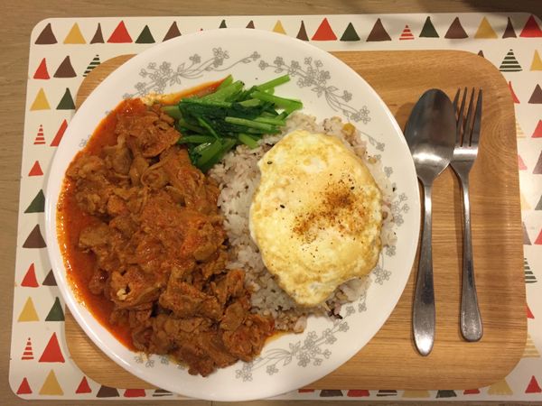 盛盤小小裝飾一下，5分鐘就可以請惱公來吃晚餐囉～超便利也健康美味的一餐完成！愛妻要拋棄M*ji的料理包⋯為什麼他們不用放冰箱保存呢⋯⋯哈哈 這下惱公要更❤️妻了