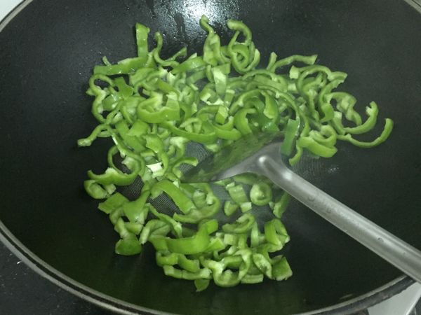 不用爆香任何東西直接下青椒拌炒
加點鹽讓青椒可以出水軟化