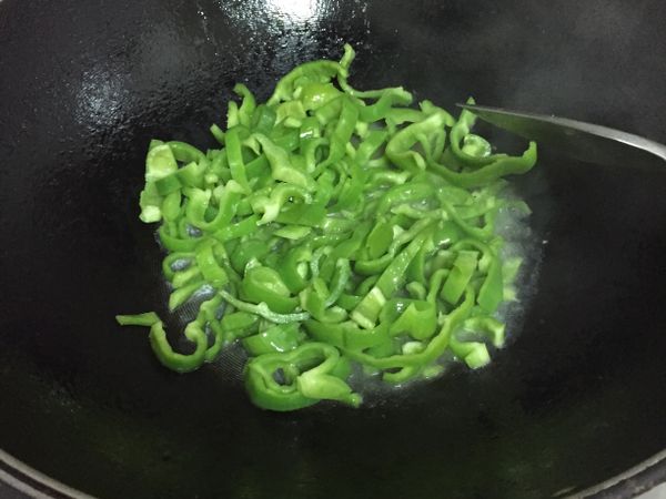 炒軟之後加水悶煮