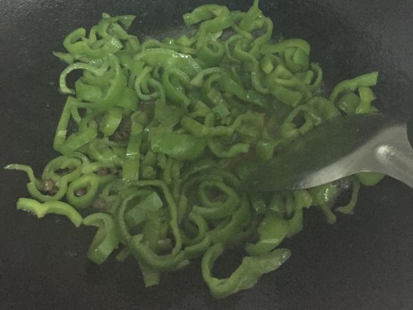 待顏色變深試一下鹹度即可起鍋