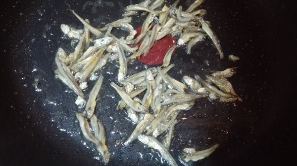 起油鍋，下丁香魚，炒至軟熟。