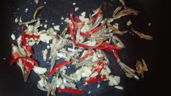 下蒜末、辣椒絲，炒香。