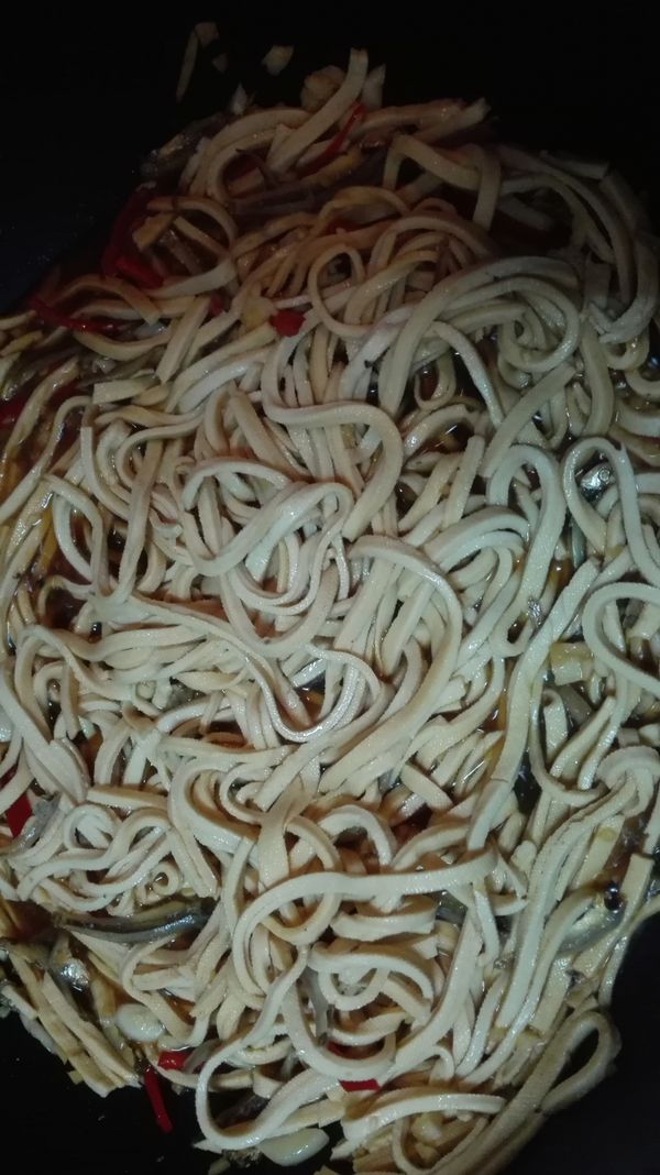 下薄鹽醬油、味琳，翻炒至豆干均勻上色。