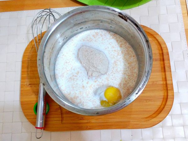 依照比例將鬆餅粉、牛奶、蛋、砂糖倒入鍋中。