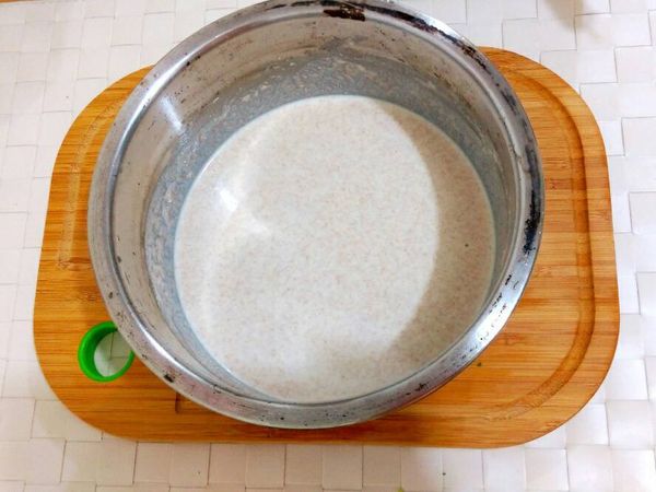 均勻攪拌，並同時打開鬆餅機預熱。