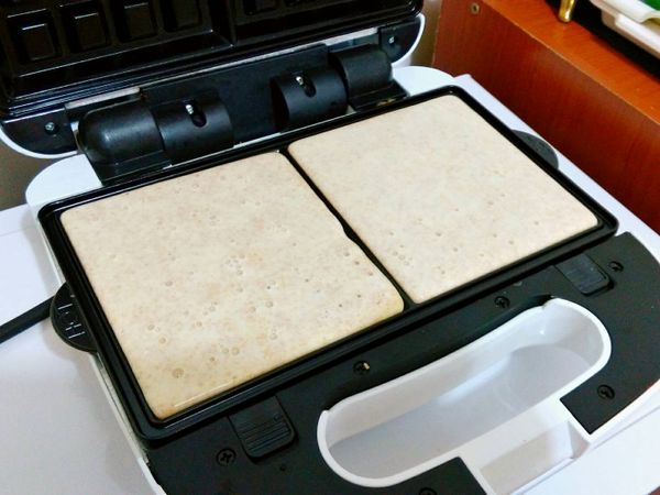 預熱好倒入鬆餅機中。