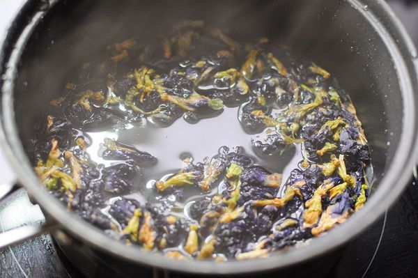 將蝶豆花放進熱水裡，泡成藍色的蝶豆花茶，可以預先煮好較多的份量。