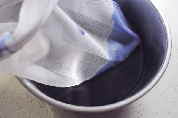 用紗布湯袋隔去茶葉