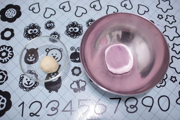 所有材料拌均攪打(發狠甩打至麵糰表面呈光滑的模樣)，取55g起來加1g水稍微揉一下，剩下的麵糰加入紫薯泥拌均。