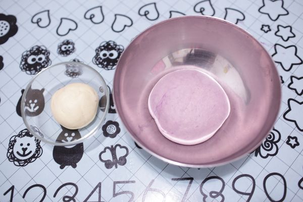 把攪打好的麵糰蓋上保鮮膜或濕布鬆弛15分鐘。