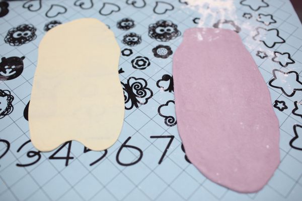 鬆弛好的麵糰排出空氣後稍微揉一下，把兩個麵糰分別桿平。