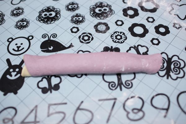 把麵糰折3-4折(成長條狀)。