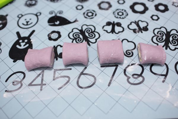 分割成數段。(每段約三指併攏的寬度)