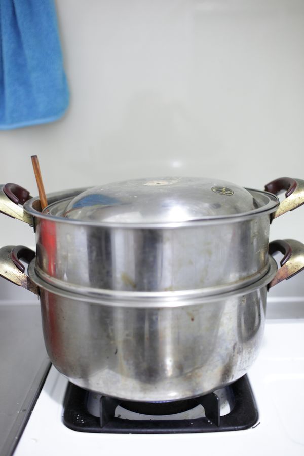 發酵完蓋上鍋蓋插支筷子留點縫隙(蒸起來表面才會漂亮)開中火蒸5-10分鐘左右即可。