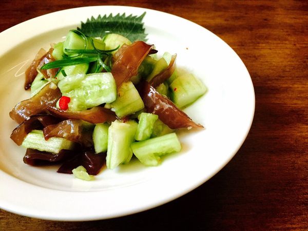 做法：黃瓜洗淨去皮(也可不去皮)，切小段拍碎加些鹽靜置後出水瀝乾，煮水燙一下木耳撈起瀝乾，和黃瓜放在一起，加入蒜末，少許蔥絲，辣椒粉，少許糖，醋拌勻。另熱鍋熱油，加入蔥段，花椒炸過濾出的油稍涼後澆在黃瓜內(此步驟也可直接用香油)，拌勻即可，冷藏後風味十足。