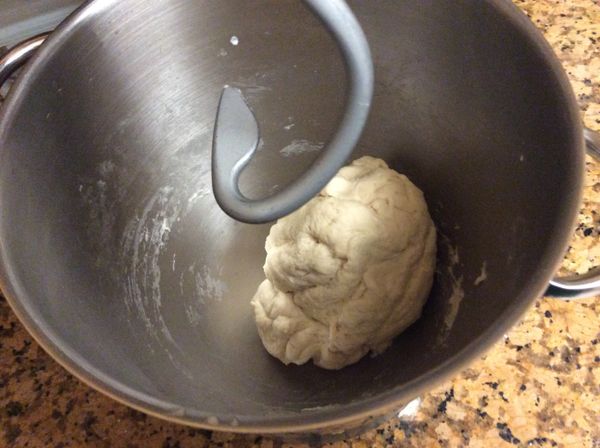 中種麵團的食材全部放入攪拌缸中打成團，只要不黏缸即可，不必打至擴展程度。放入保鮮袋中，冷藏至少16小時。