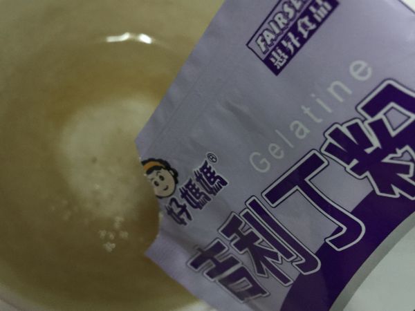 吉利丁粉與冷水拌勻