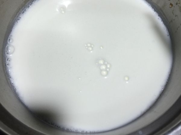 分組B以小火煮拌勻至冒小泡泡，加入步驟1拌勻。