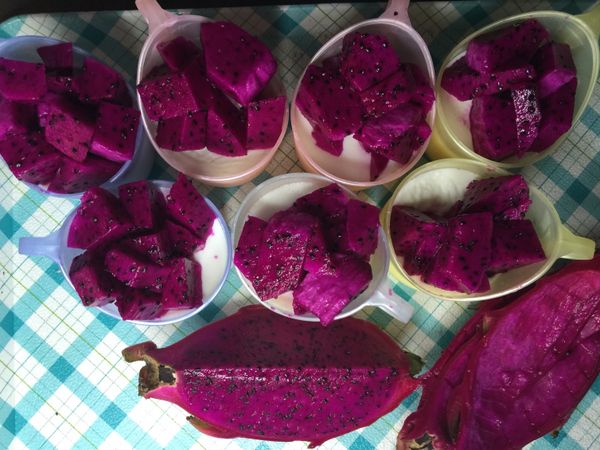 火龍果切小塊裝飾。