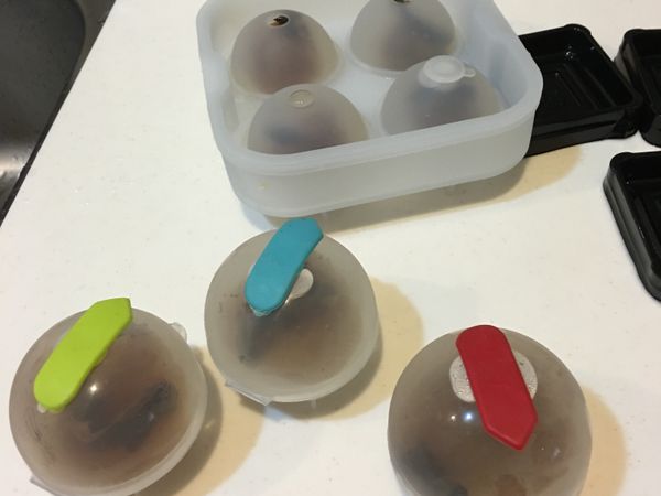 作法 ： 

1. 把糖跟瓊脂粉混合在牛奶鍋後加入水，放上爐子加熱，攪拌到差不多溶解就可以熄火。

2. ㄧ開始會感覺水沒很清，不用擔心喔。等到融解後，慢慢水就變透明囉。

3. 熄火後等液體稍微降溫後就可以倒入模型。

4. 想要中間有塞東西就先倒ㄧ半，等固定後放入餡料再倒另一半。