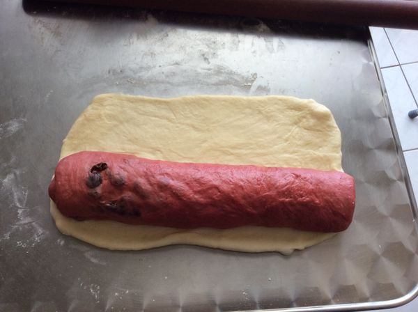 白色麵團也擀成長方片，寛要能包住紅色的麵團，長度要稍微長一點點。