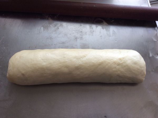 包住紅色麵團後捲起，兩端收口也要包緊。