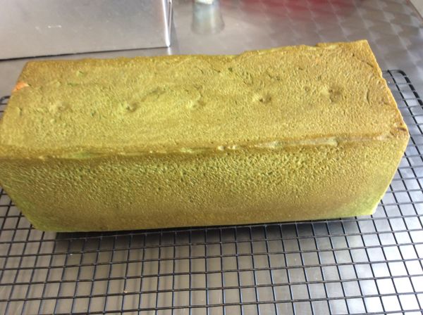 出爐後立刻脫模放涼架降溫，完全冷卻後切片。