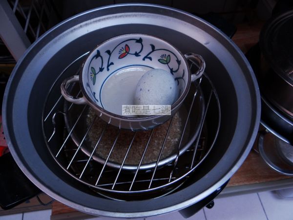 電鍋煮飯時，皮蛋一起先蒸過,再切丁備用