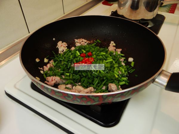 加入韭蔡跟辣椒,適量的水,拌炒